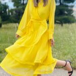 Forame Fashion Φόρεμα σε κίτρινο χρώμα, midi κρουαζέ στο στήθος. Μανίκια με μανσέτα.