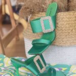 Forame Fashion Πέδιλα matte satin με αγκράφα και κρυστάλλινες λεπτομέρειες. Ύψος 6cm.