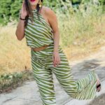 Forame Fashion Σετ μεταξωτό σατέν λαχανί - άσπρο. Αποτελείται από ψηλόμεση ισόφαρδη παντελόνα και εξώπλατο τοπ με δέσιμο στο λαιμό και χαμηλά στην πλάτη.