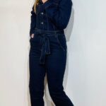 Forame Fashion Ολόσωμη φόρμα denim με ασορτί ζώνη & τσέπες. Διαθέτει ελαστικότητα.