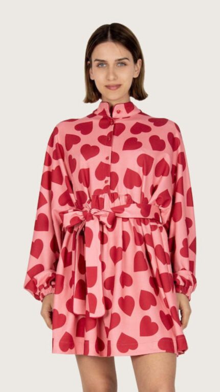 Forame Fashion fuchsia printer shirt-dress.INNOCENT Φόρεμα- Πουκάμισο με Print Καρδιές και μαο γιακά. Κλείνει με κουμπάκια. Αέρινη γραμμή. Διαθέτει ασορτί ζώνη.